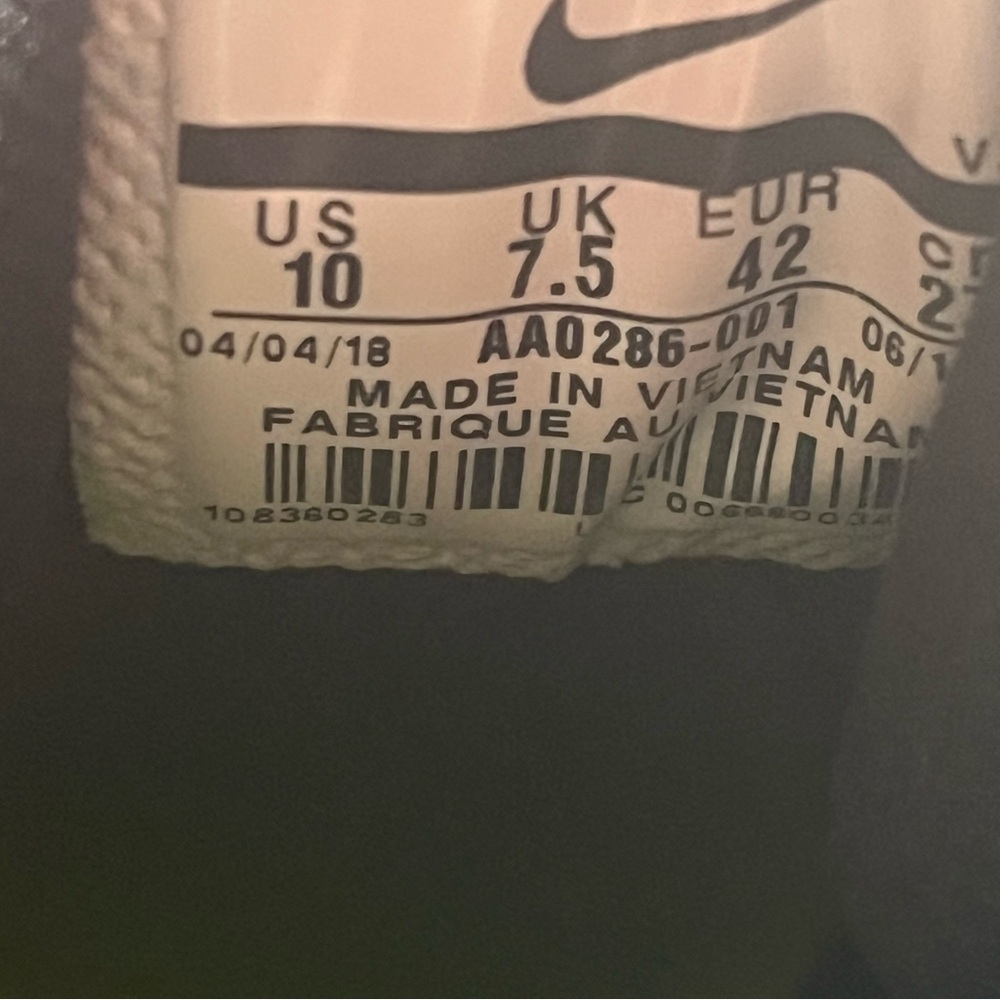 Nike Black and White Athletic Shoes - Picture 10 of 11